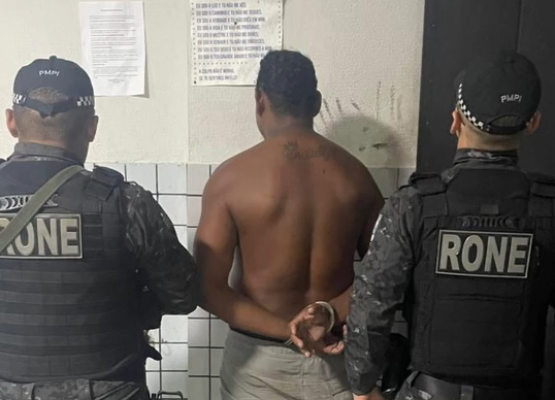 Homem é preso com arma de fogo irregular e farda da polícia na zona Norte de Teresina