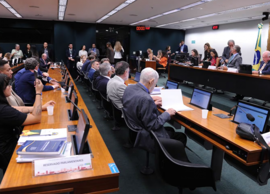 CCJ vota PEC do fim da escala 6x1 nesta quarta-feira após manobra de Hugo Motta