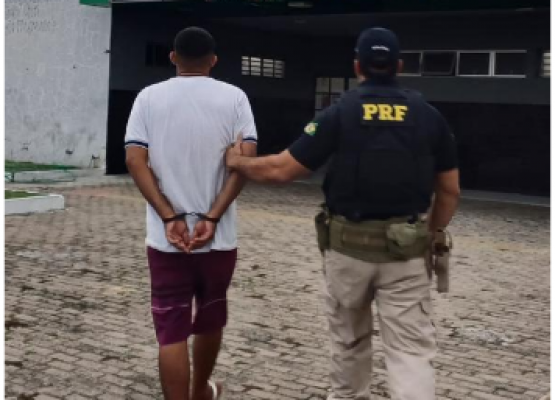 PRF realiza abordagem e prende homem foragido por homicídio qualificado no litoral do Piauí