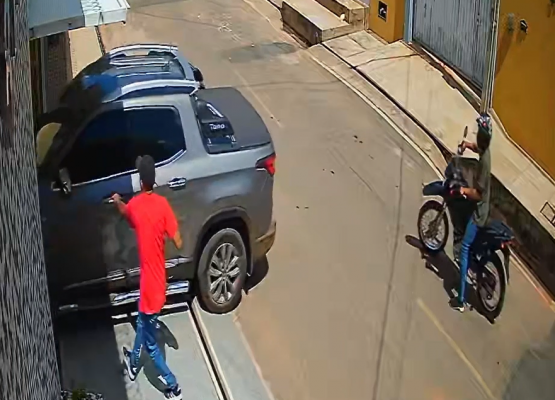 Policial rodoviário federal é assaltado ao chegar em casa em Timon-MA; ação foi registrada por câmeras de segurança