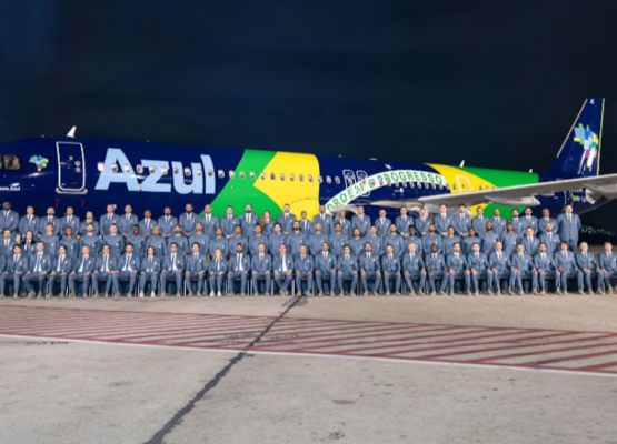 Avião da seleção chega ao Brasil apenas com Danilo e a desilusão de mais uma eliminação