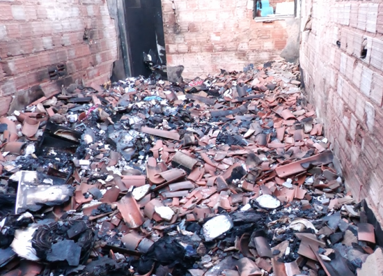Incêndio na zona Norte de Teresina deixa casa destruída e família pede ajuda para reconstruir o imóvel