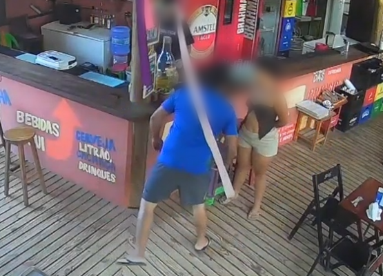 Garçonete no Litoral do Piauí denuncia cliente que a agrediu e cuspiu em seu rosto após discussão por conta não paga