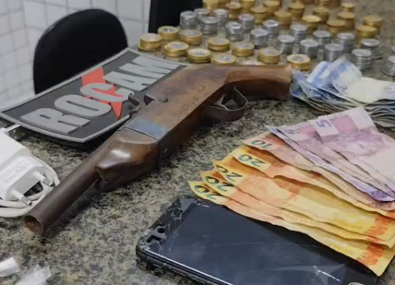 Adolescente é apreendida e homem é preso com drogas e arma de fogo no litoral do Piauí