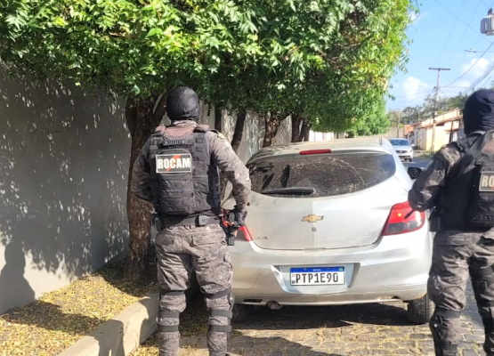Carro roubado é encontrado abandonado com placa adulterada na zona Norte de Teresina