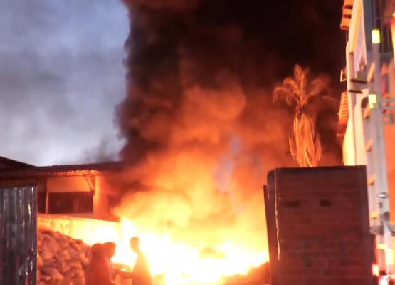 Incêndio em galpão na zona Sul de Teresina teria começado após o uso de fogos de artifício; VÍDEO!