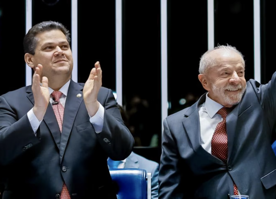 ‘Quando sociedade vai para rua e exige, a gente conquista’, diz Lula após promulgação do fim da 6x1