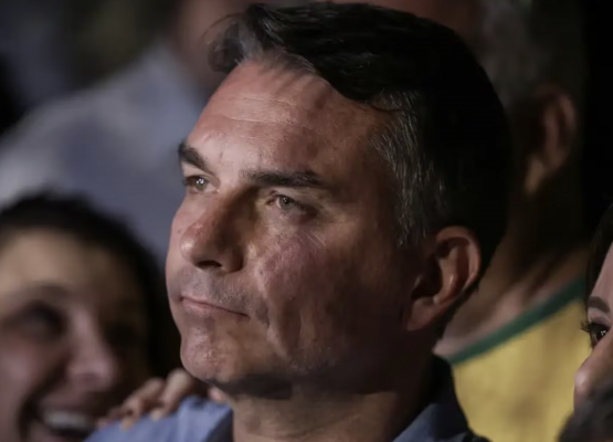 Campanha de Flávio Bolsonaro diz que senador já chegou aos EUA