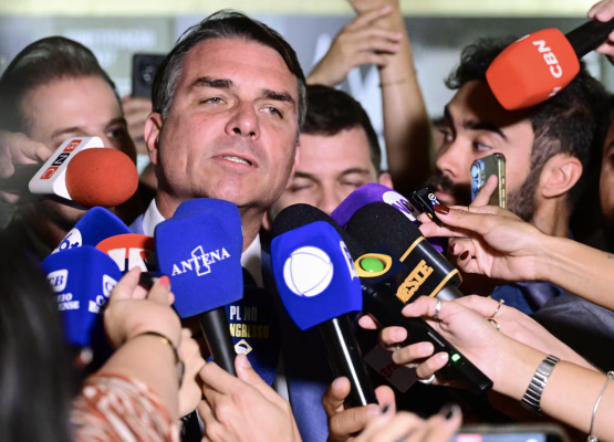 Flávio Bolsonaro entrou nos EUA com passaporte diplomático cancelado pela PF