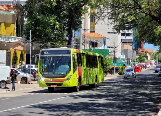 Greve dos motoristas e cobradores de ônibus é suspensa após acordo em Teresina