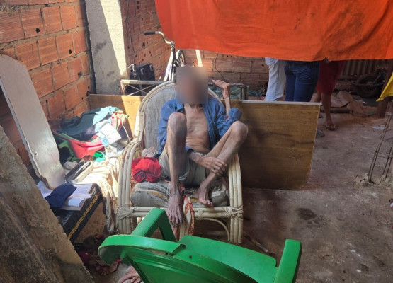 Idoso de 86 anos e crianças são resgatados em casa com condições insalubres em Timon; mulher é presa