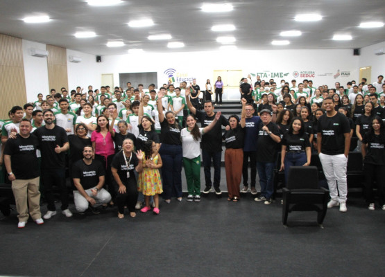 Mais de 1.200 estudantes iniciam preparação para alcançar nota mil no Enem