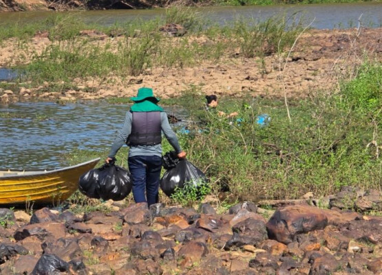 Mutirão da  Secretaria do Meio Ambiente retira 70 kg de resíduos das margens do Rio Poti em Teresina