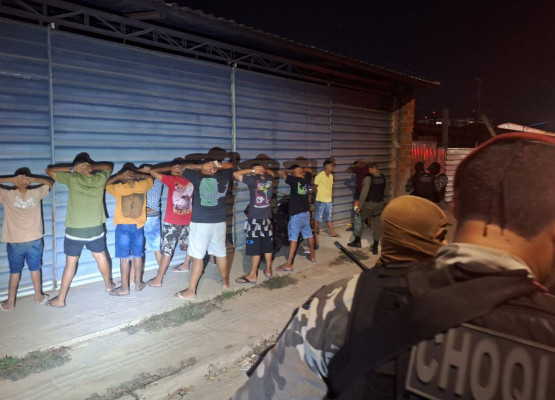 Operação apreende armas, drogas e conduz mais de 10 pessoas na zona Norte de Teresina