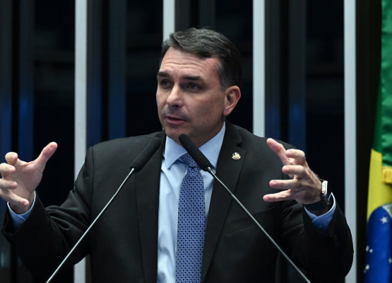 Flávio Bolsonaro repete estratégia do pai e recruta ‘fiscais’ para as eleições