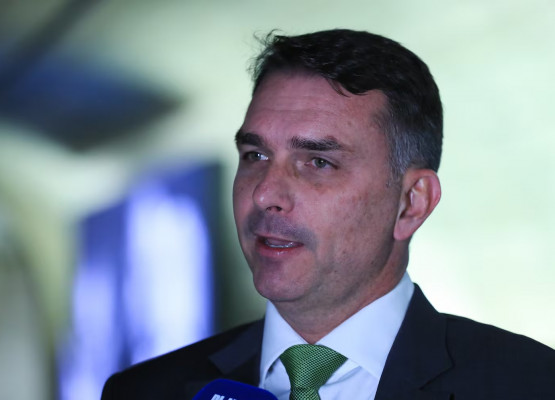 Flávio Bolsonaro pode se tornar inelegível por suposta calúnia contra Lula? Entenda
