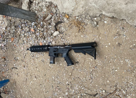 Força Tática apreende fuzil de assalto adaptado durante patrulhamento no litoral do Piauí; suspeito conseguiu fugir