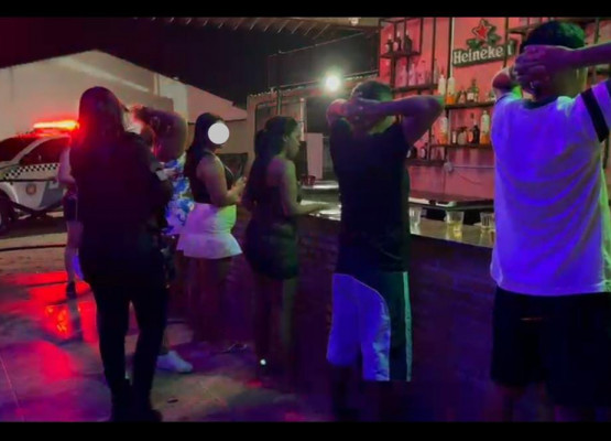 Após série de denúncias, polícia interdita estabelecimento por suspeita de exploração sexual no litoral do Piauí