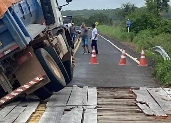 Caminhão que carregava toneladas de brita fica preso após ponte ceder no Piauí; trecho da BR-222 é interditado