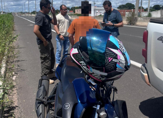 Jovem é conduzido após ser flagrado pilotando motocicleta em alta velocidade e deitado sobre o veículo em Teresina