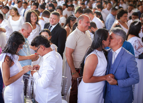 Mais de 180 casais oficializam união em casamento comunitário realizado no Centro de Teresina