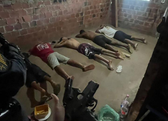 Cinco homens são presos com armas, drogas e motocicleta adulterada no Maranhão; suspeitos foram encaminhados para Timon-MA