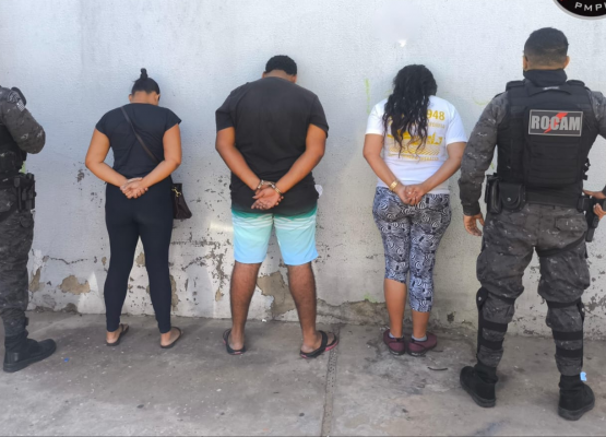 Trio é preso com pistola após tentativa de esconder arma em bolsa durante abordagem em Teresina