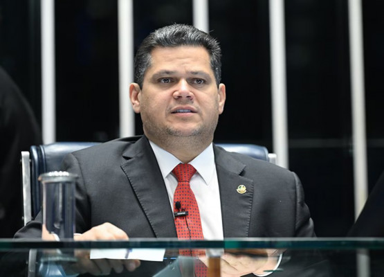 Alcolumbre abre caminho para votação do fim da escala 6x1 no Senado, após reuniões com Lula