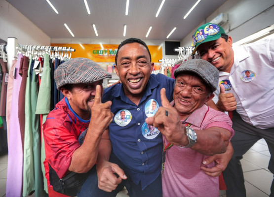 Joel Rodrigues recebe apoio de comerciantes durante caminhada pelo Centro de Teresina e apresenta propostas para segurança e emprego