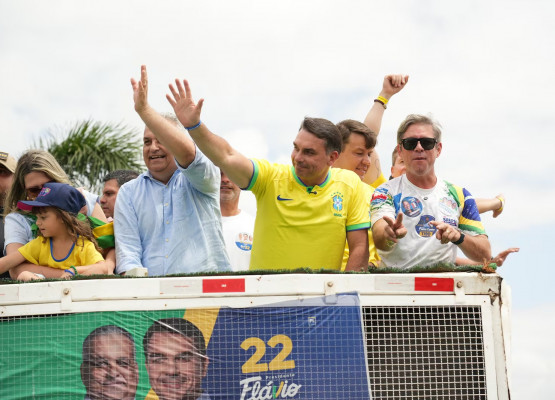 Flávio Bolsonaro muda estratégia e foca campanha em inflação e endividamento das famílias