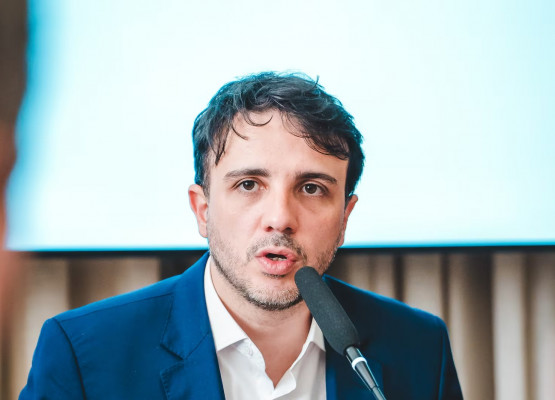 Renan Santos sugere novo regime de contratação e fim da Justiça do Trabalho