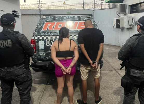 Duas pessoas são conduzidas pela PM após apreensão de skank e outros materiais em Teresina