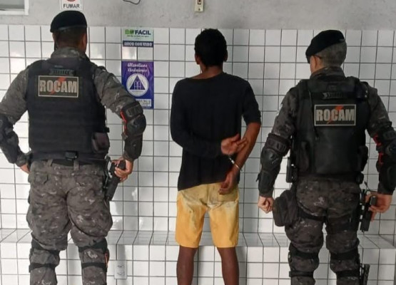 Homem é preso após invadir residência e ameaçar morador com faca no litoral do Piauí