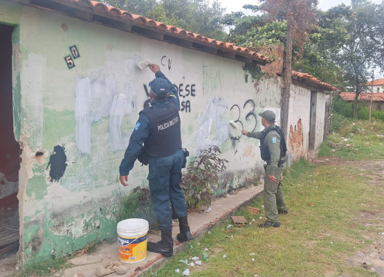 Polícia remove pichações com referências a organizações criminosas no litoral do Piauí