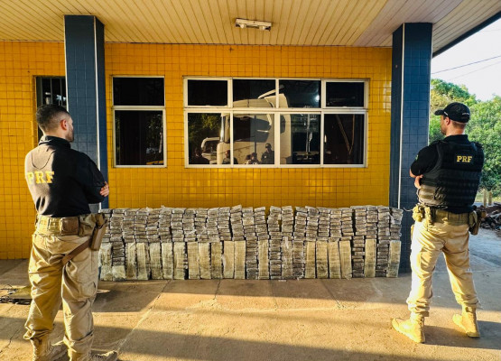 PRF apreende entorpecentes escondidos em carga de milho em Teresina