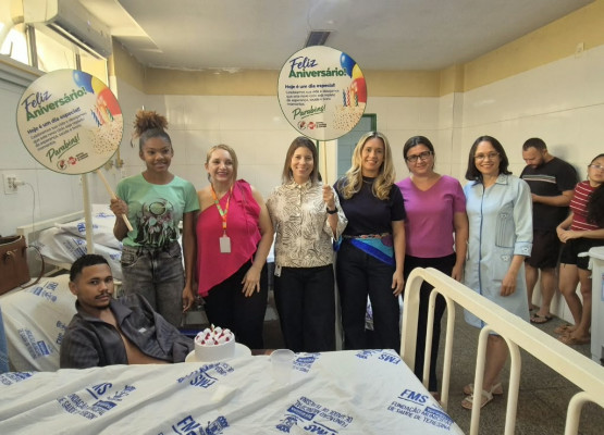 Humanização do HUT visita enfermarias para cantar parabéns aos pacientes aniversariantes