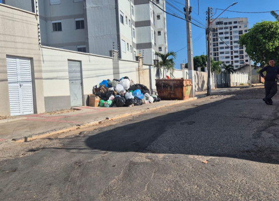 Com uma semana sem coleta, lixo se acumula nas calçadas de casas e condomínios em Teresina à espera de novas empresas