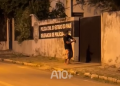 Homem embriagado é conduzido após danificar portões de delegacia com pedaço de madeira no Piauí; VÍDEO