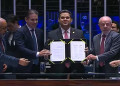 Com presença de Lula, Congresso promulga PEC do fim da escala 6x1