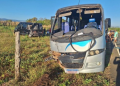 Micro-ônibus bate em van e deixa passageiros feridos no litoral do Piauí