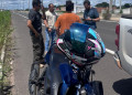 Jovem é conduzido após ser flagrado pilotando motocicleta em alta velocidade e deitado sobre o veículo em Teresina