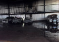 Incêndio atinge oficina mecânica na zona Leste de Teresina durante a madrugada; três veículos pegam fogo