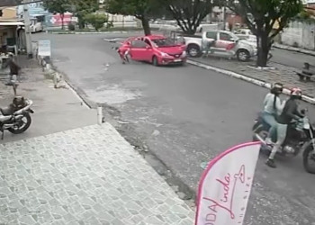 Vídeo mostra bandidos abandonando carro após perseguição policial em Teresina