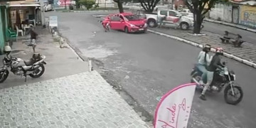 Vídeo mostra bandidos abandonando carro após perseguição policial em Teresina