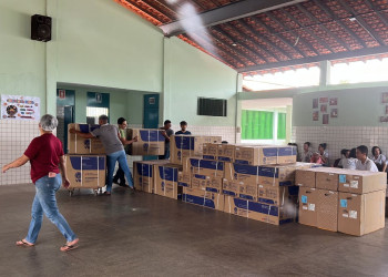 Mais de 700 splits são entregues nas escolas estaduais do Piauí