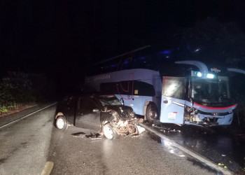 Acidente envolvendo carro e ônibus deixa dois mortos na BR-222, Norte do Piauí