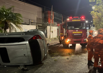 Motorista bate em árvore e capota veículo na Avenida Miguel Rosa, em Teresina