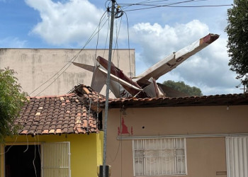 Avião de pequeno porte cai sobre casa em Balsas, no Maranhão; assista