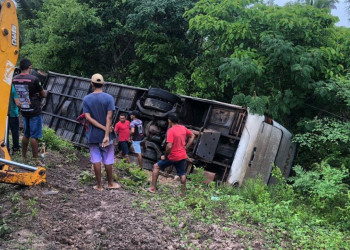 Ônibus com membros da banda Canários do Reino tomba no interior do Piauí