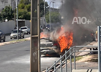 Carro pega fogo em avenida na zona Sul de Teresina; vídeo